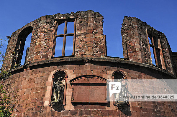 Heidelberger Schlossruine  zerstört 1689  Dicker Turm mit Statuen der Kurfürsten Ludwig V.  links  und Friedrich V.  rechts  und Schrifttafel  Schlosshof  Heidelberg  Baden-Württemberg  Deutschland  Europa