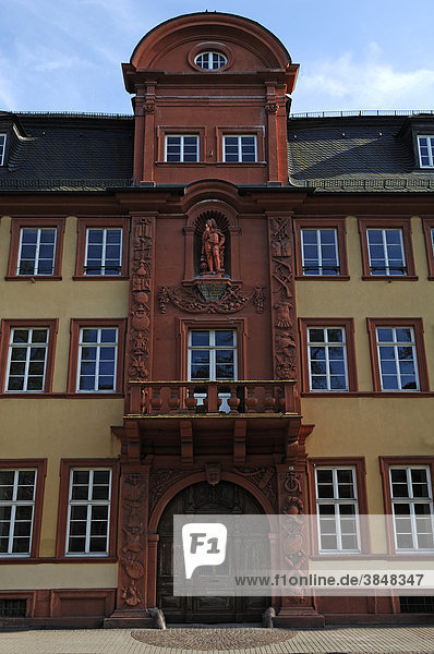 Barockhaus Zum Riesen  gebaut 1707  heute Universitätsgebäude  mit Statue von Bauherr Generalleutnant Eberhard Friedrich Freiherr von Venningen  Hauptstraße 52  Heidelberg  Baden-Württemberg  Deutschland  Europa