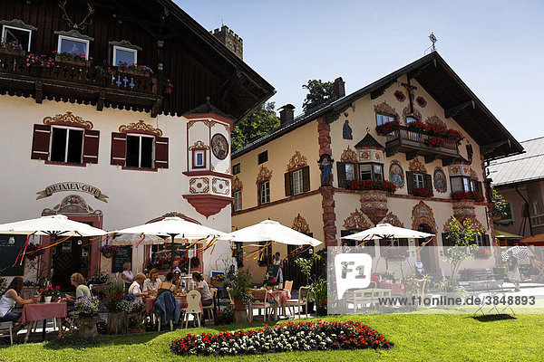 Blumen Cafe  traditionelle Architektur von Markt Neubeuern  Oberbayern  Deutschland  Europa