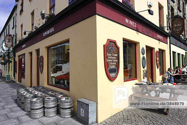 EJ Kings Irish Pub mit Bierfässern  Straßenszene  Clifden  Connemara  Irland  Europa