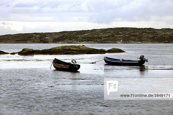 Boote in einer Bucht an der Küste  County Galway  Republik Irland  Europa