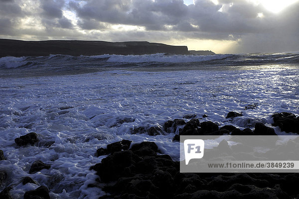 Küstenstrich und Cliffs of Moher in stürmischem Wetter  County Clare  Republik Irland  Europa