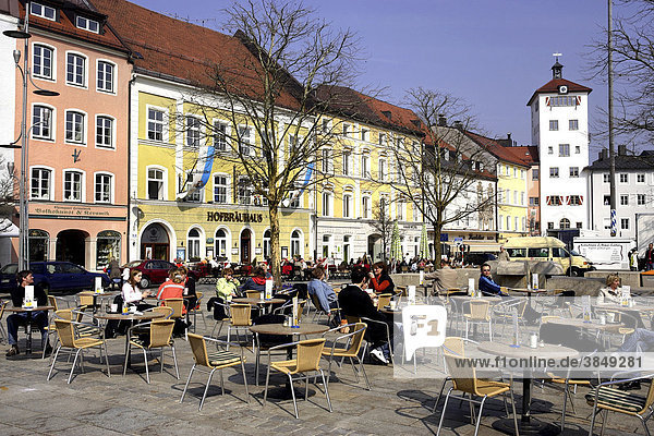 Straßencafe am Marktplatz und Jacklturm  Traunstein  Oberbayern  Deutschland  Europa