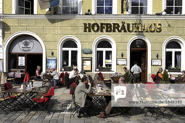Hofbräuhaus Brauerei Restaurant am Marktplatz  Traunstein  Oberbayern  Deutschland  Europa