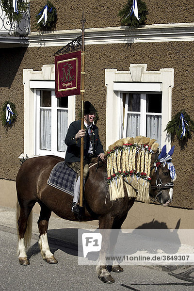 Reiter in traditioneller Kleidung bei der St. Georg Parade  Pferdeparade  Traunstein  Oberbayern  Deutschland  Europa