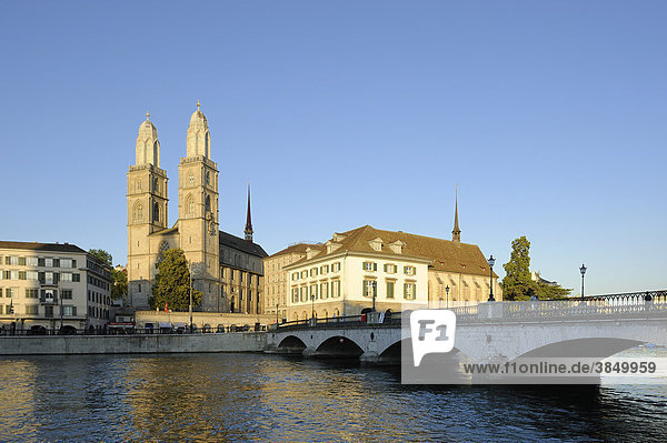 Limmat mit Grossmünster und der Münsterbrücke  Altstadt  Zürich  Schweiz  Europa