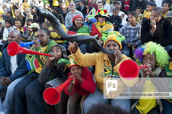 Fußballanhängerinnen beim Public Viewing mit Kuduhorn und Vuvuzelas  V&A Waterfront  Kapstadt  Südafrika  Afrika