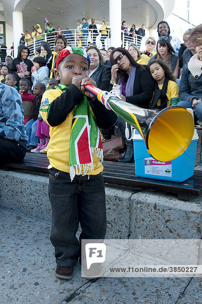Junger südafrikanischer Fußballfan mit Vuvuzela bei der Fußballweltmeisterschaft 2010 in Kapstadt  Südafrika  Afrika