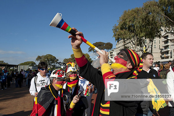 Deutsche Fußballanhänger mit Vuvuzela auf dem Weg ins Stadion  Spiel Deutschland gegen Argentinien  WM 2010  Kapstadt  Südafrika  Afrika