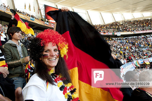 Deutsche Fußballanhängerin mit Fahne im Stadion  Spiel Deutschland gegen Argentinien  WM 2010  Kapstadt  Südafrika  Afrika