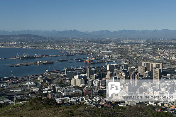 Blick auf Kapstadt Stadtzentrum und Hafen  Westkap  Südafrika  Afrika