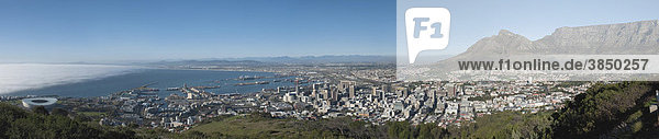 Panorama mit Stadion  Stadtzentrum und Tafelberg  Kapstadt  Westkap  Südafrika  Afrika