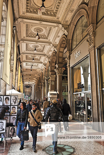Passanten in der Galleria Vittorio Emanuele  La Galleria  Mailand  Italien  Europa