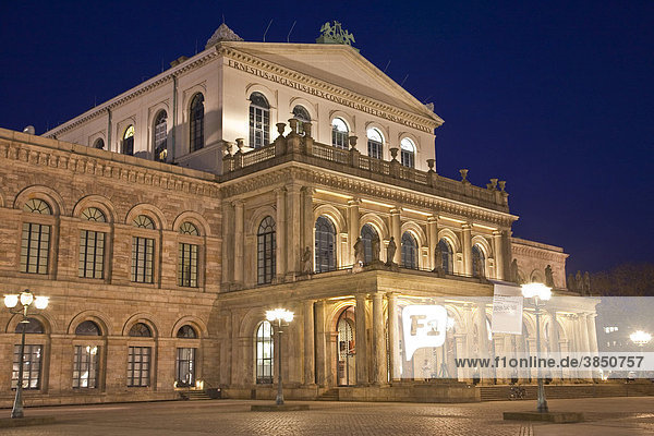 Opernhaus bei Nacht  Opernplatz  Hannover  Niedersachsen  Deutschland  Europa