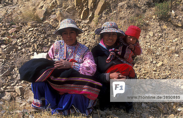 Frauen der Ketschua-Ureinwohner mit ihren Kindern in traditioneller Kleidung  Colca-Canon  Peru  Südamerika