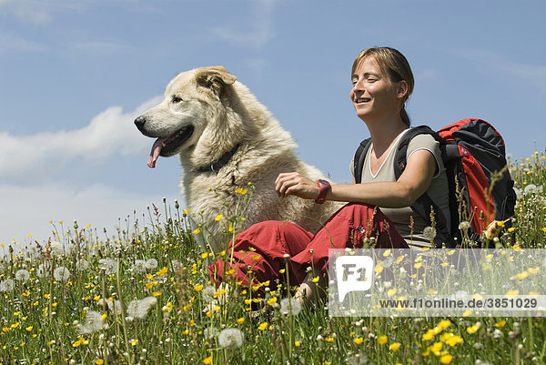 Junge Frau mit Hund beim Wandern im Nationalpark Kalkalpen  Oberösterreich  Österreich  Europa