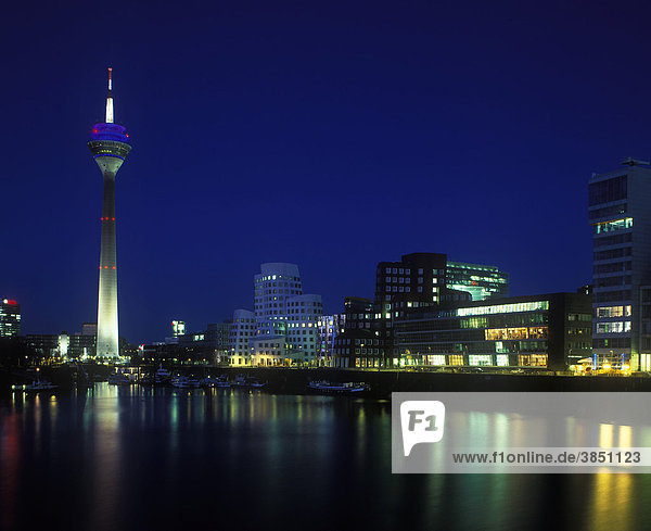 Düsseldorfer Medienhafen mit Rheinturm und Neuer Zollhof von Frank Gehry  bei Nacht  Düsseldorf  Nordrhein-Westfalen  Deutschland  Europa