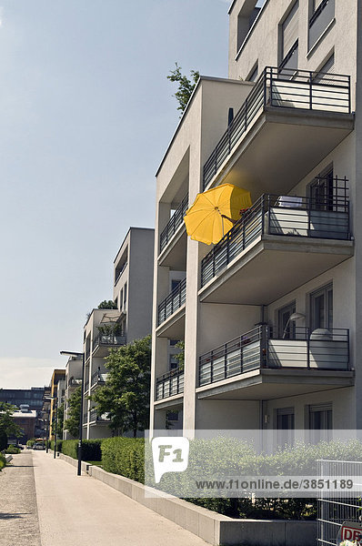 Moderne Wohnhäuser  gelber Sonnenschirm  Neubausiedlung Arnulfpark  München  Bayern  Deutschland  Europa