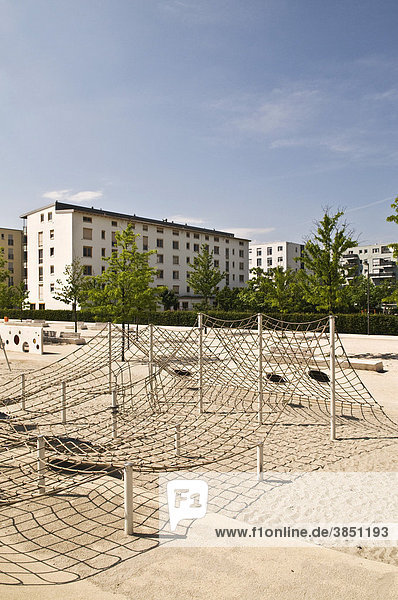 Neuer  großer und moderner Kinderspielplatz an einer Neubausiedlung  Arnulfpark  München  Bayern  Deutschland  Europa