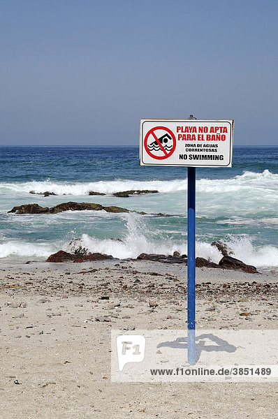 Baden verboten  schwimmen verboten  Schild  Strand  Meer  Küste  Wellen  Iquique  Norte Grande  Nordchile  Chile  Südamerika