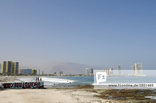Playa Cavancha  Badestrand  Strand  Küste  Wellen  Hochhäuser  Iquique  Norte Grande  Nordchile  Chile  Südamerika