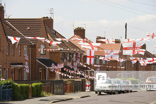 Fußball Weltmeisterschaft  Dekoration auf Straße und Häusern  Flaggen  Fahnen  Bristol  England  Großbritannien  Europa
