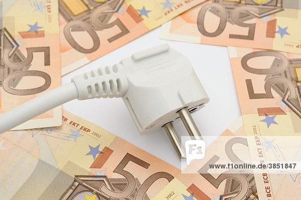 Euroscheine  Stecker  Symbolbild für Stromkosten