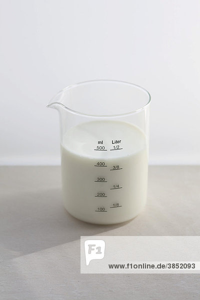 Messbecher mit Milch