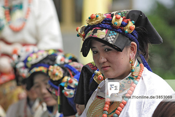 Jia Rong tibetische Tänzerin  Zhuokeji  Sichuan  China  Asien