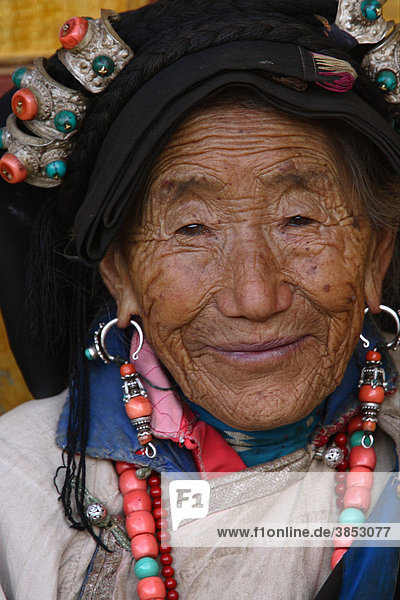Jia Rong tibetische ältere Frau  Nahaufnahme des Gesichts  Zhuokeji  Sichuan  China  Asien