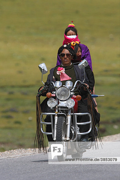 Tibetischer Mann und Frau fahren Motorrad  bei Yushu  Qinghai Provinz  Tibet-Plateau  China  Asien