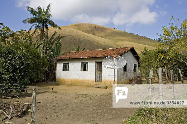 Kleines Bauernhaus mit Satellitenschüssel  Brasilien  Südamerika