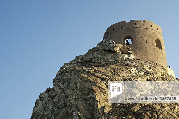 Alter Festungsturm am Straßenrand  Nähe Mutrah  Oman  Naher Osten