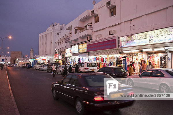 Straßenszene in Mutrah am Abend  Oman  Naher Osten