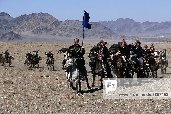 Kasachische Adlerjäger auf dem Weg zum Steinadler Festival  Bajan Ölgii  Altai Gebirge  Mongolei  Asien