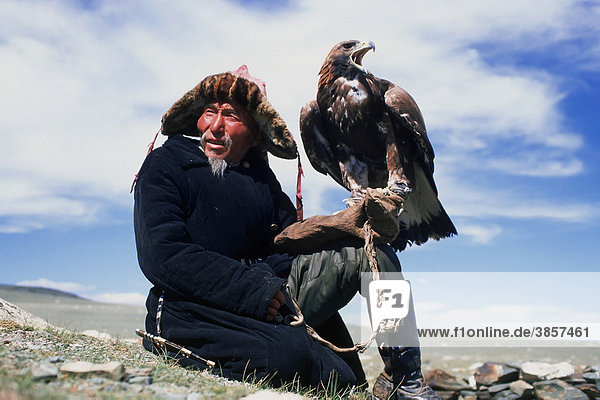 Kazakh eagle hunter  Golden Eagle Festival  Bayan Oelgii  Altai Mountains  Mongolia  Asia