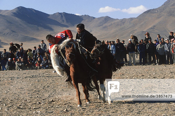 Kek Bar  game similar to the Buzkashi  horsemen competing for a goat skin  Golden Eagle Festival  Bayan Oelgii  Altai Mountains  Mongolia  Asia