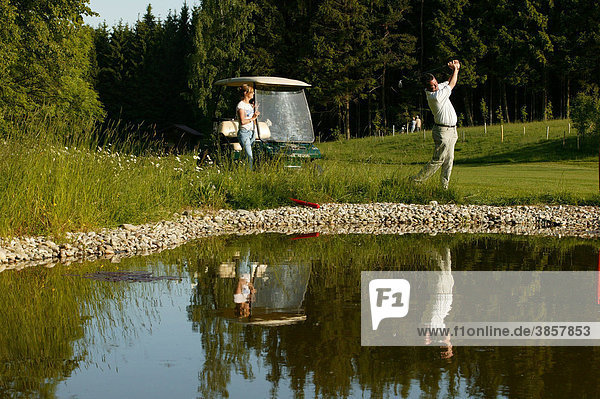 Golfspieler am See  Golfplatz  Pleiskirchen  Landkreis Altötting  Oberbayern  Bayern  Deutschland  Europa