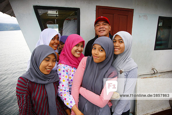 Junge muslimische Frauen  Insel Samosir  Tobasee  Batak Region  Sumatra  Indonesien  Asien