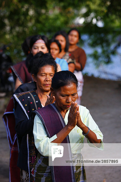 Frauen während einer Zeremonie  Batak Kultur  Insel Samosir  Tobasee  Batak Region  Sumatra  Indonesien  Asien