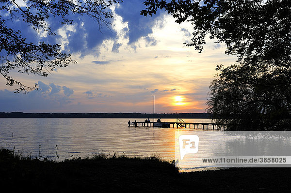 Sonnenuntergang am Starnberger See bei St. Heinrich Oberbayern Bayern Deutschland Europa
