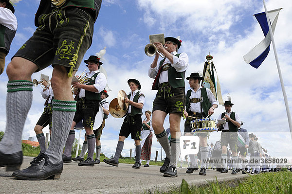 Parade in traditional costume in Baiernrain  Landkreis Bad Toelz county  Upper Bavaria  Bavaria  Germany  Europe