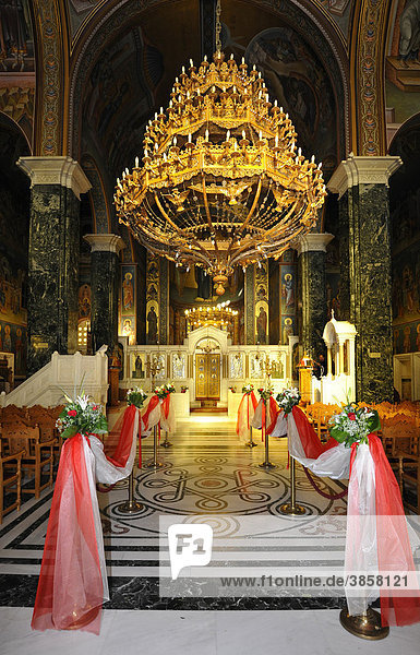 Innenaufnahme Kirche I. Naos Panagias Dexias  geschmückt für eine Hochzeit  Thessaloniki  Chalkidiki  Makedonien  Griechenland  Europa