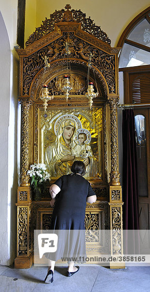 Frau betet vor Ikone Innenansicht Kathedrale Agios Dimitrios auch Hagios Demetrios Thessaloniki Chalkidiki Makedonien Griechenland Europa
