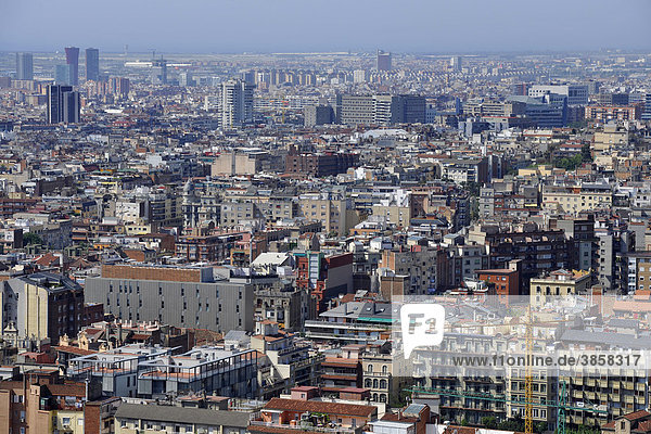 Blick vom Aussichtspunkt TurÛ de les Tres Creus auf Barcelona  hinten der Flughafen  Barcelona  Katalonien  Spanien  Europa