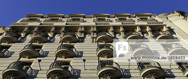 Schmiedeeiserne Balkone eines Wohnhauses  Prachtboulevard Passeig de Gr·cia  Barcelona  Katalonien  Spanien  Europa