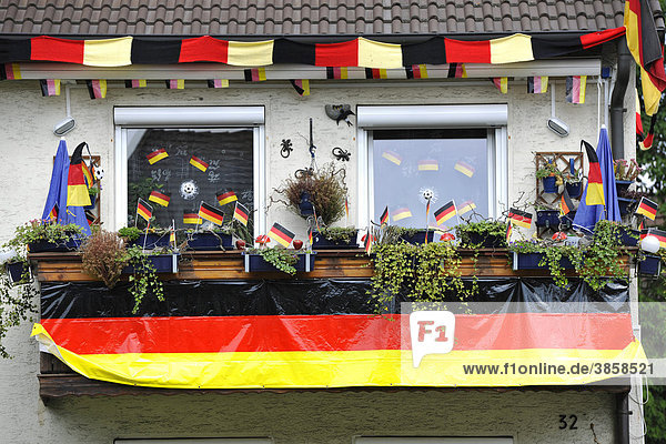 Mit deutschen Flaggen geschmücktes Wohnhaus während Fußball WM 2010  Stuttgart  Baden-Württemberg  Deutschland  Europa