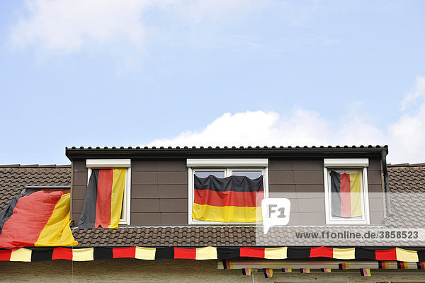 Mit deutschen Flaggen geschmücktes Wohnhaus während Fußball WM 2010  Stuttgart  Baden-Württemberg  Deutschland  Europa