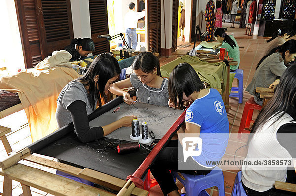 Stickerinnen in einer Textilfabrik  Hoi An  Quang Nam  Zentralvietnam  Vietnam  Südostasien  Asien