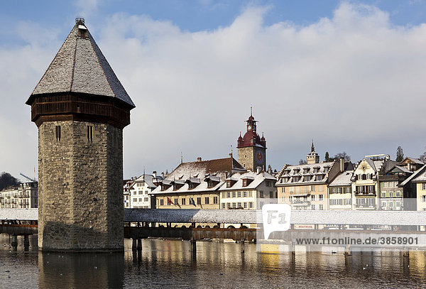 Wasserturm und Kapellbrücke im Winter  Luzern  Schweiz  Europa